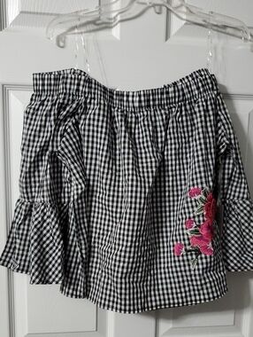 NWT Iris Basic Black & White Gingham Top with Pink Floral Embroidery